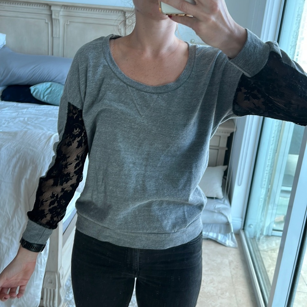Splendid sz medium grey scoop neck sweatshirt w/ black lace sleeve underlining